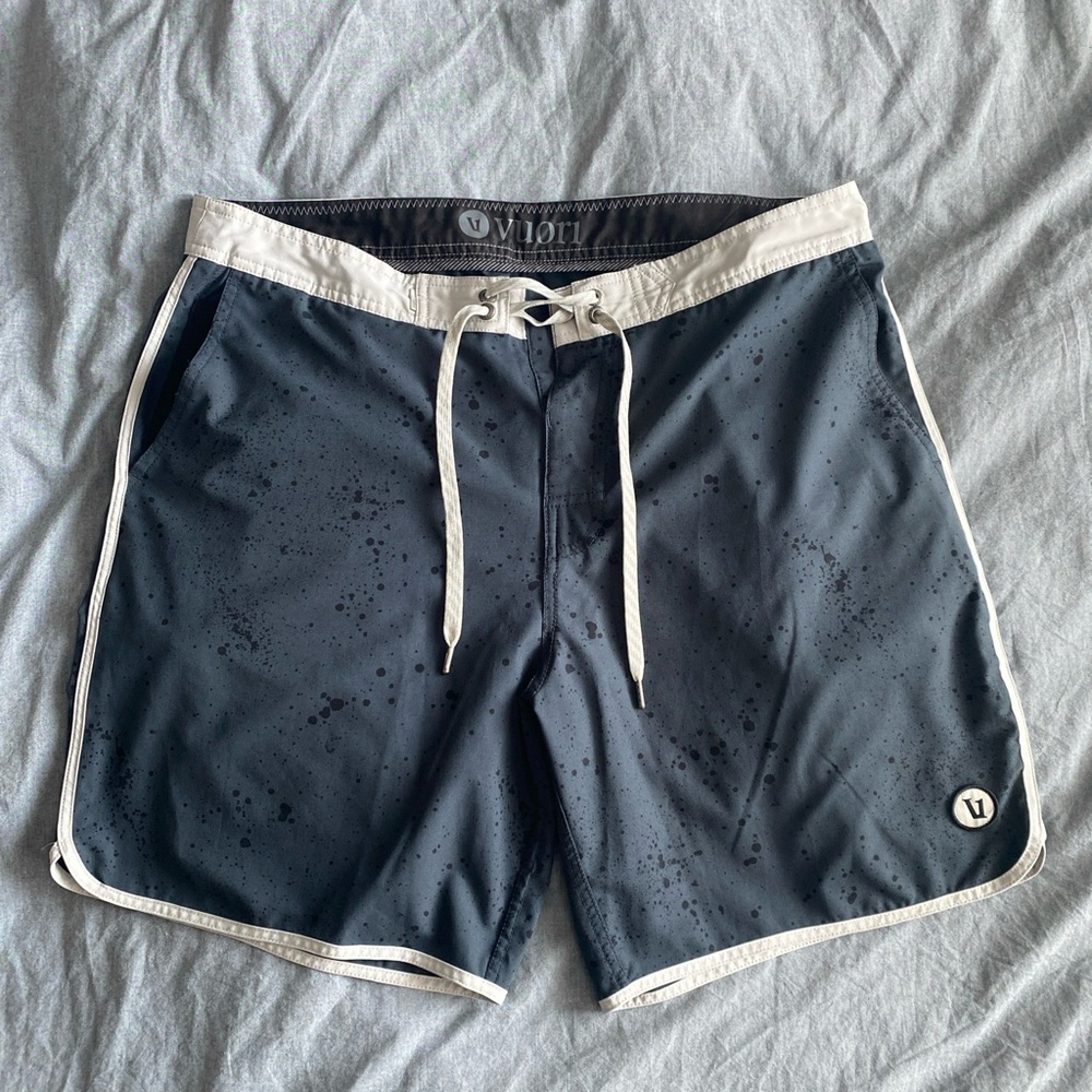 Vuori Size 34 Cruise Gray Spotted Board Shorts Swim Shorts Trunks 7” Inseam